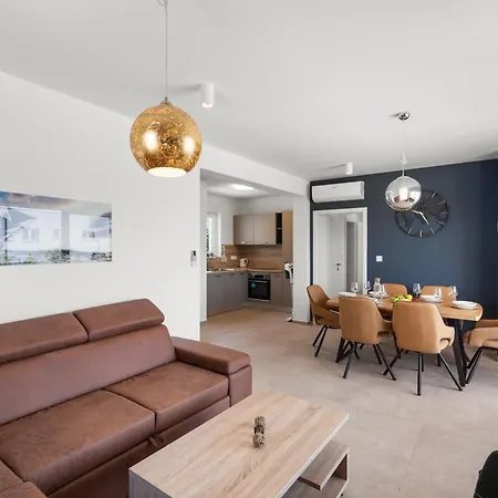 Feriehus Delfin With Pool And Bbq Kukci