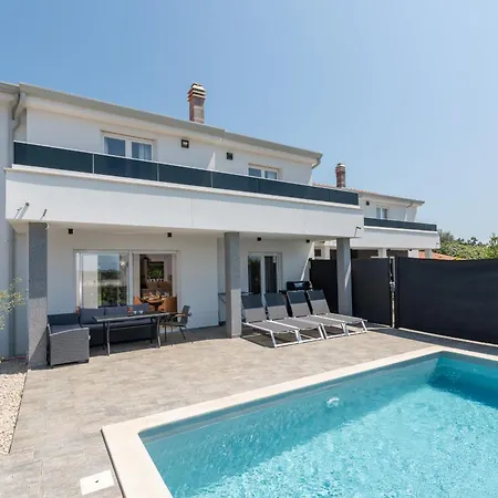 Delfin With Pool And Bbq Kukci